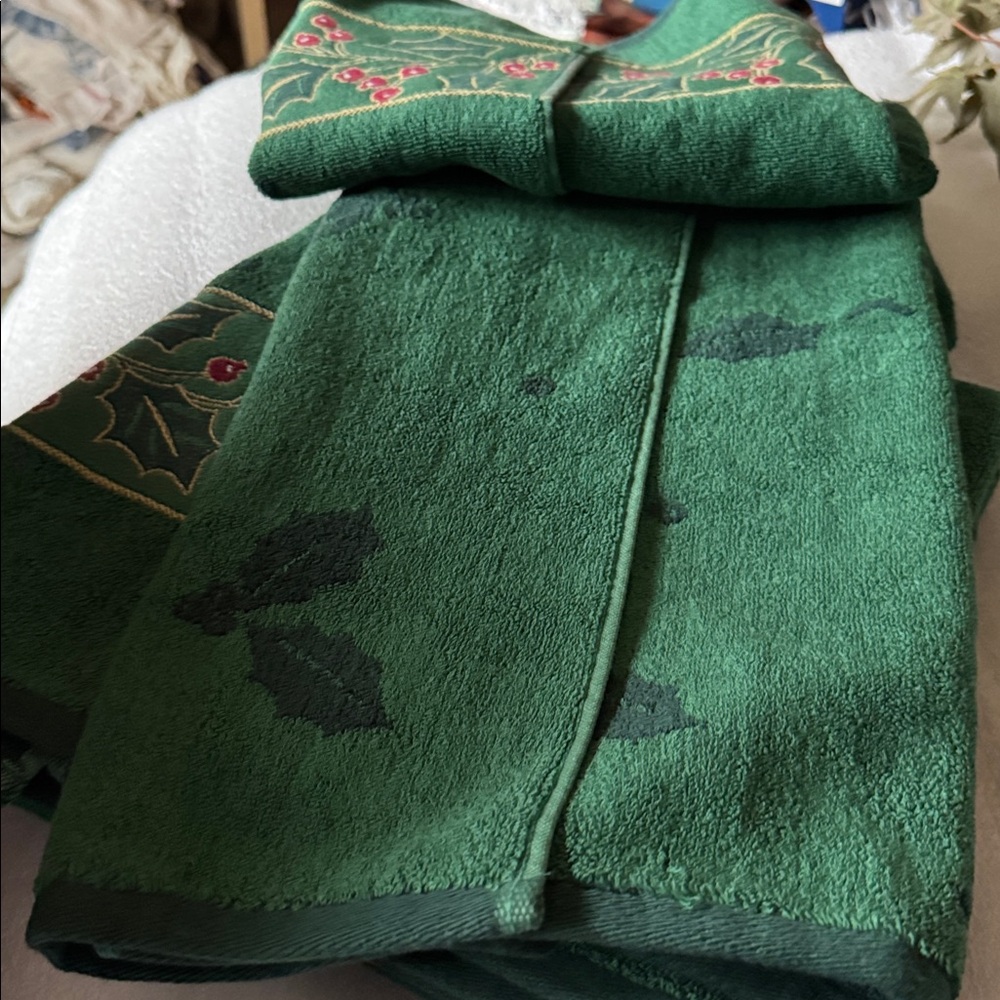 NWOT 2 Lenox Green and Red Holiday Towels - Picture 6 of 6